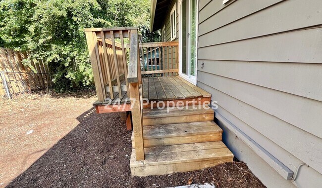 Building Photo - Spacious 4BD I 2BA Home w/ Separate Living...