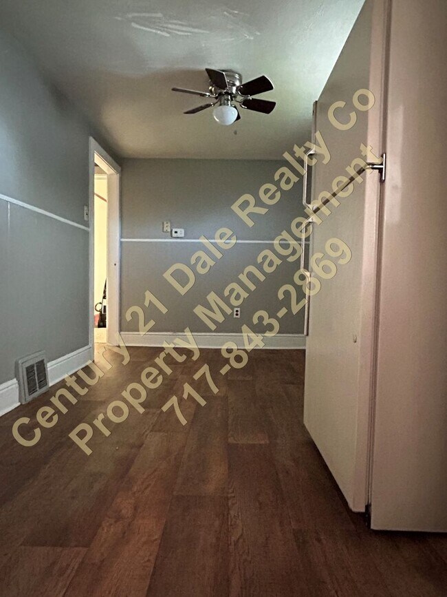 Building Photo - Large 2 Bedroom Apartment in Eastern Schoo...