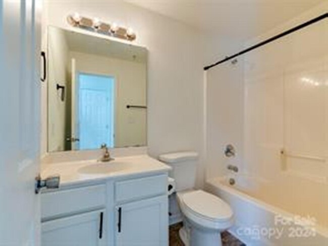 Ensuite Bathroom - 962 Plaza Walk Dr