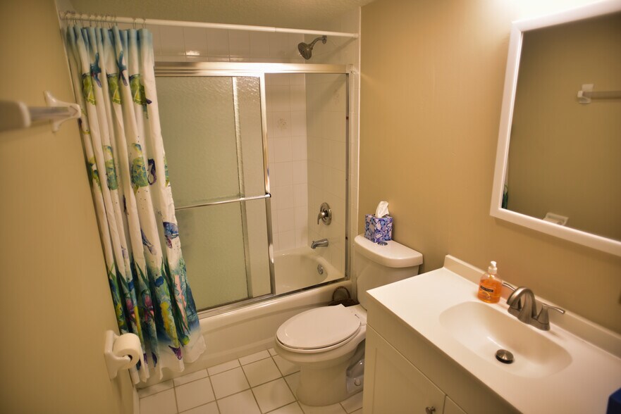 Second Bathroom - 950 S Kanner Hwy