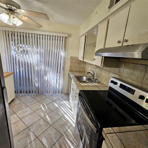 Building Photo - 7903 Meadow Park Dr