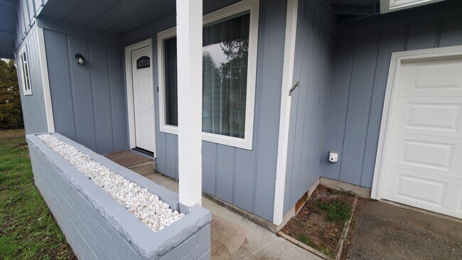 Building Photo - JUST REMODELED!! EVERYTHING BRAND NEW INSIDE THIS 3 BEDROOM, 1 BATH!!