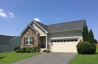 Building Photo - Spacious and Bright Greenecroft Home