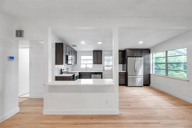 Building Photo - 209 Southeast Jefferson Cir N