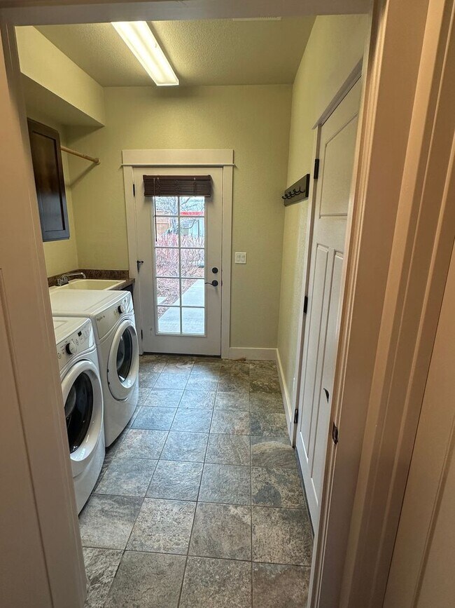 Building Photo - Bucking Horse Townhome