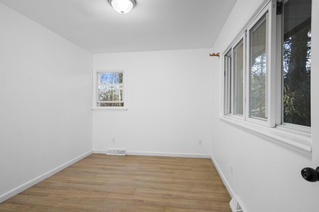 Building Photo - 533 White Rd