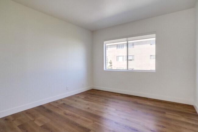 Building Photo - 435 N Oakhurst Dr