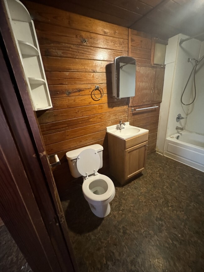 Building Photo - 405 N Burleson St