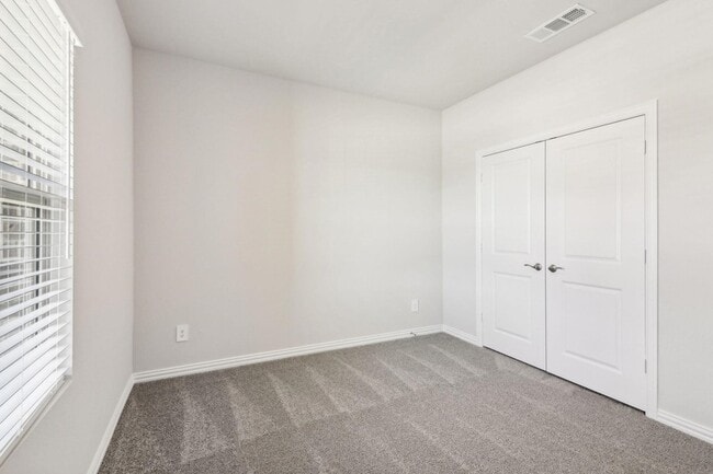 Building Photo - 701 Easthill Dr