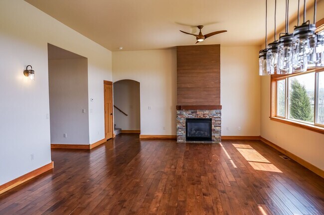 Building Photo - One Month's Free Rent