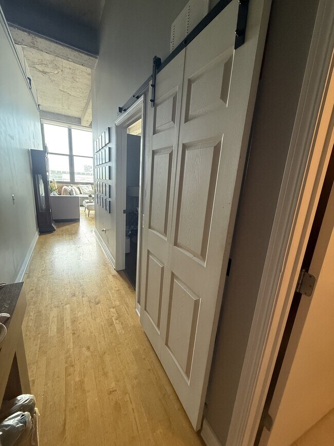 Building Photo - 320 E 21st St