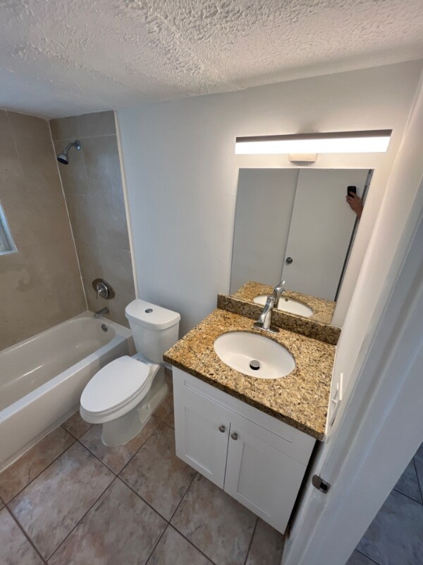 Building Photo - 717 NE 10th Ave