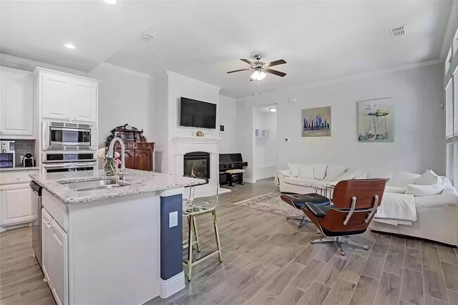 Open concept living room space - 932 Parkside Dr