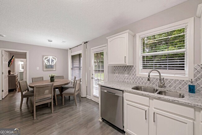 Building Photo - 6839 Sandy Creek Dr