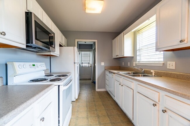 Building Photo - Beautiful one-level 3-Bedroom 2-Bath Ranch...