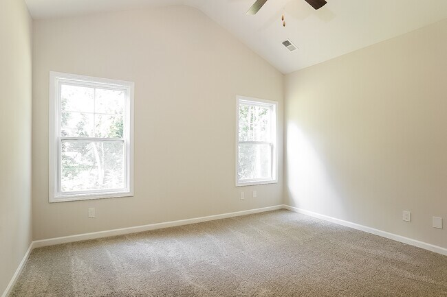 Building Photo - 467 Bainbridge Dr