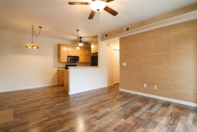 Building Photo - Updated 2 Bedroom Apartment in Windsor