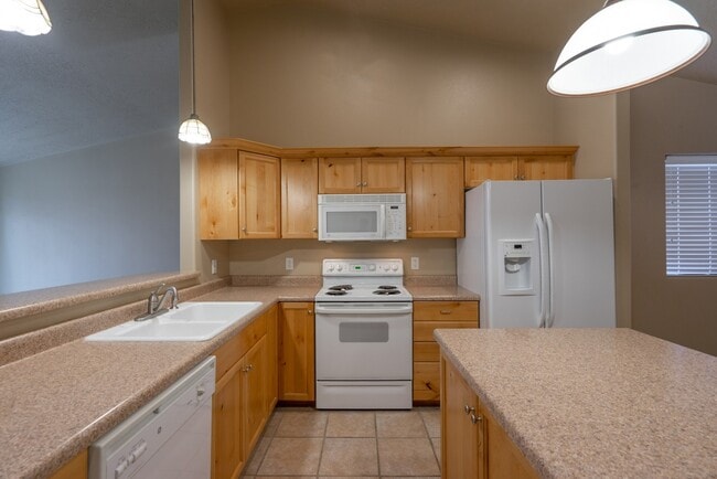 Building Photo - Dog Friendly 3 Bedroom Home In Painted Desert