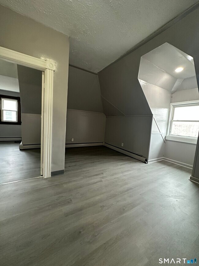 Building Photo - 402-404-404 Sigourney St