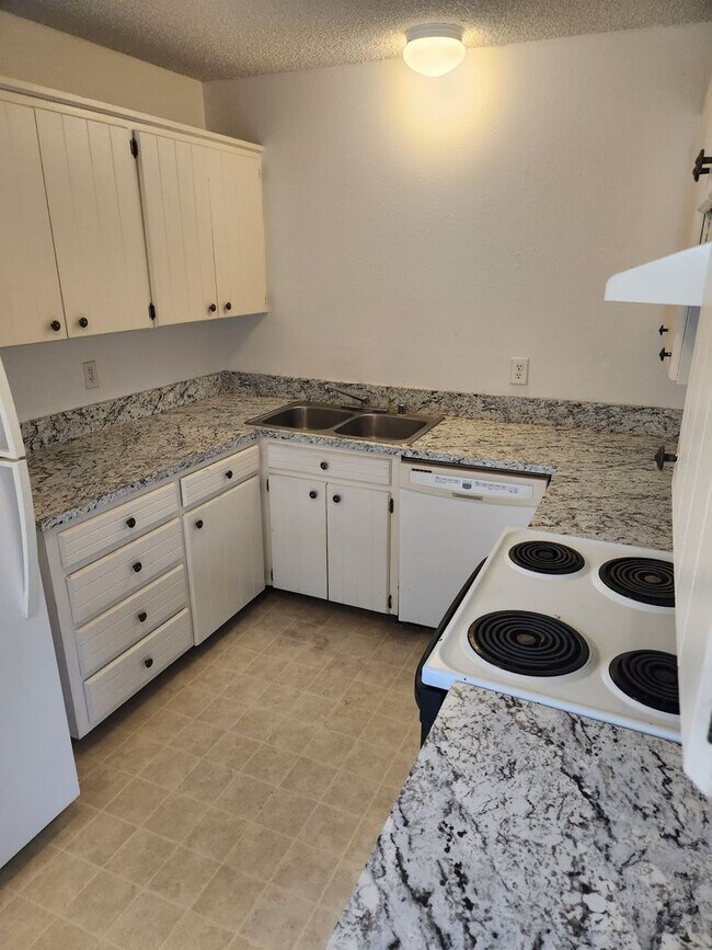 Building Photo - Selah 3br 1ba duplex with carport and WATE...