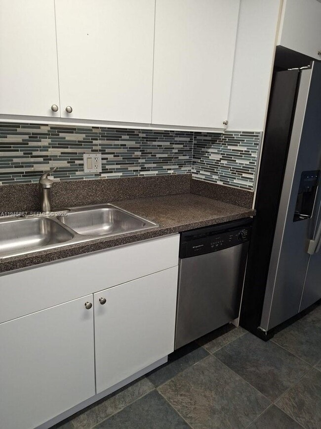 Building Photo - 301 Golden Isles Dr