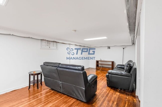 Building Photo - 121 Bentley Ave