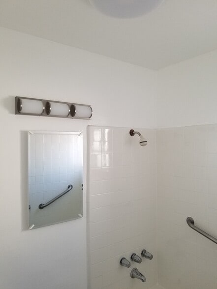 Building Photo - 572 W 1st St