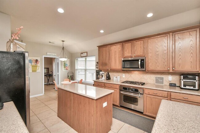 Building Photo - 2103 Breezeway Ln