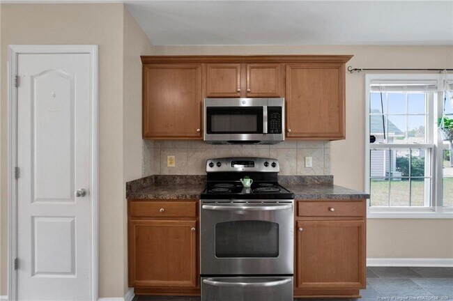 Building Photo - 672 Hogart St