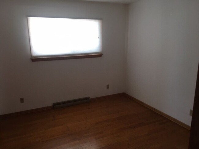 Building Photo - 3 Bedroom Home w/ Attached garage & Large basement. Washer/Dryer Included