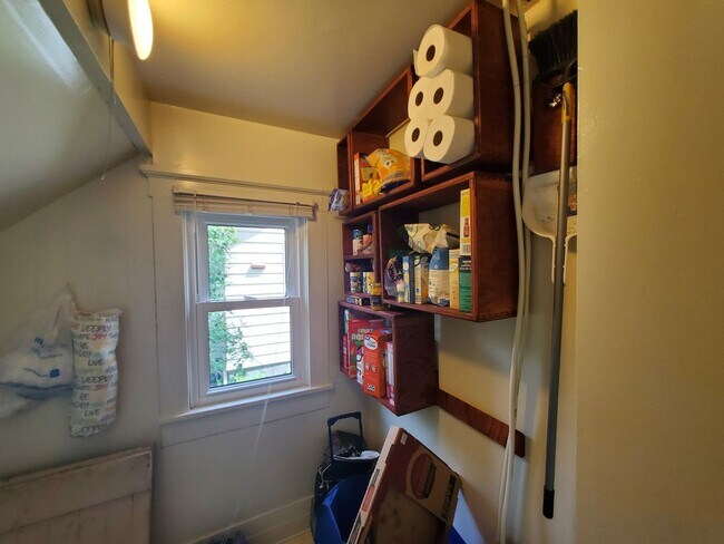 Building Photo - AVAILABLE May 2026 - Wonderful 4 Bedroom House - 2 Car Garage