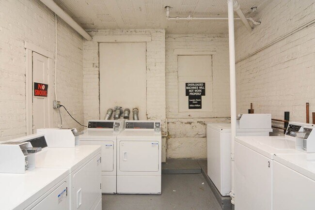 Building Photo - 4617 N Paulina St