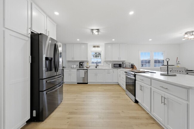 Building Photo - Stunning 4-Bedroom Waterfront Retreat with Modern Upgrades & Lake Living.