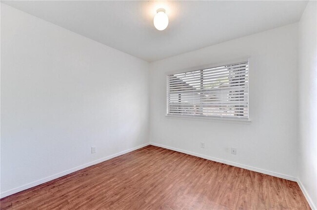 Building Photo - 11904 Broad Oaks Dr