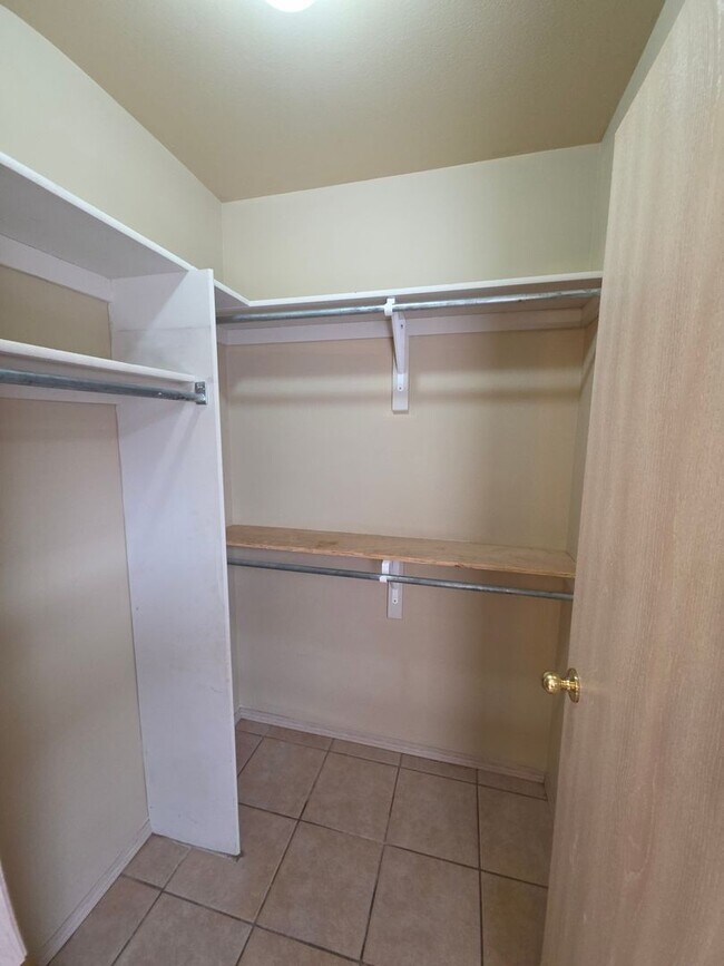 Building Photo - 1002 N Greenwich Ave