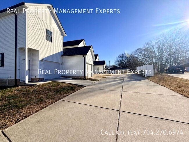 Building Photo - 269 W G St