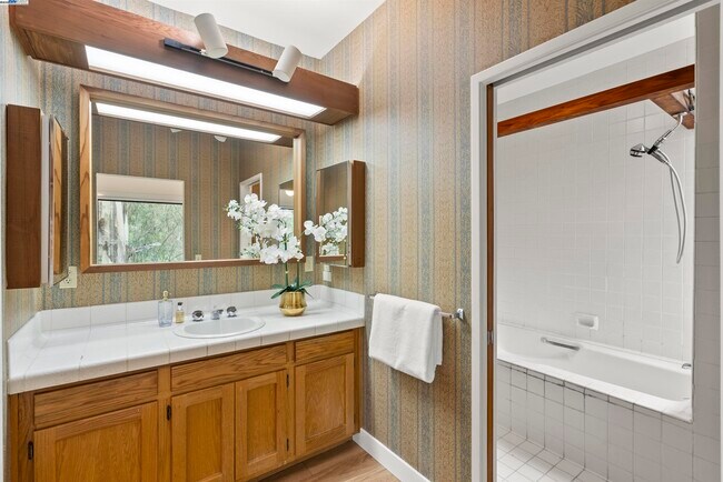 Building Photo - 6425 Zinn Dr