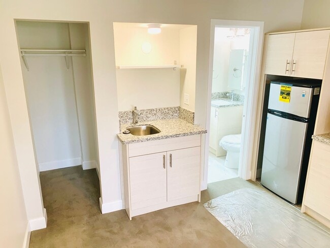 Building Photo - UPSTAIRS STUDIO AVAILABLE IN THE HEART OF LA JOLLA! ONLY $1,700/mo!