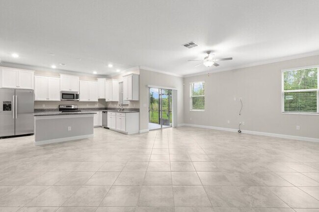 Building Photo - LIKE NEW Townhome in Willow Square