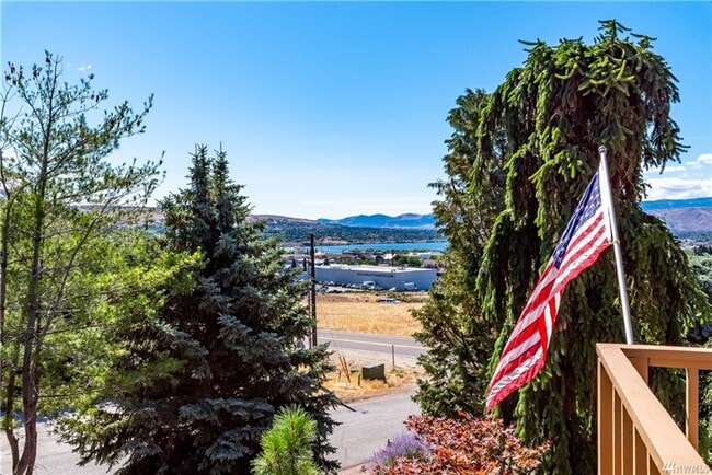 Building Photo - Amazing Views & Amazing 4 Bedroom/3 Bath H...