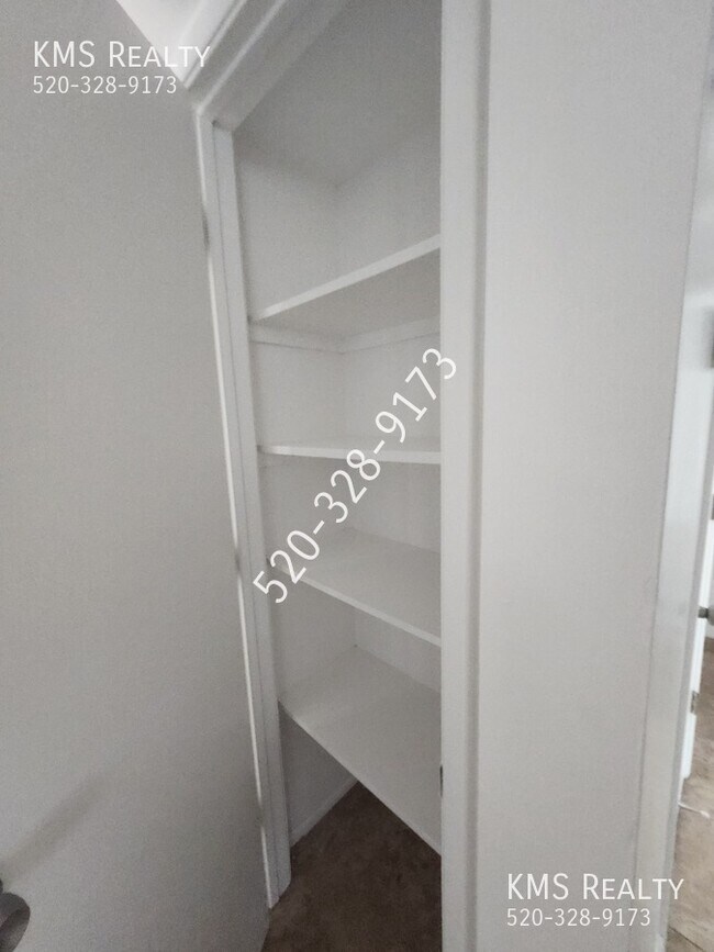 Building Photo - 6711 E Hawk Dr