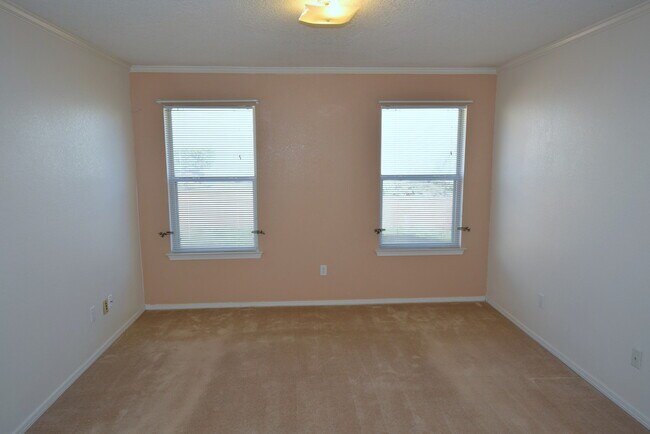 Building Photo - 3 Bed 2 Bath 1700 SF