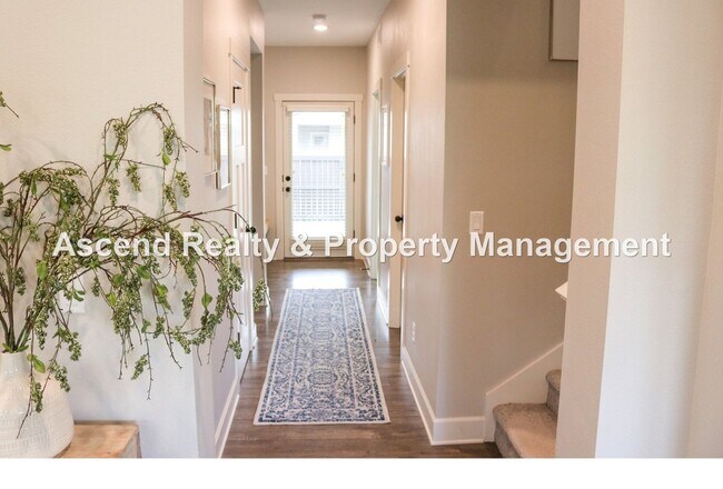 Building Photo - 4 Bed/3 Bath Hillsboro Laurel Oaks Neighborhood, Solar Panels, 1 or 2 Pets Allowed with Pet Rent,...