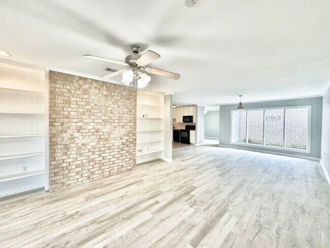 Building Photo - 15826 New Market Dr