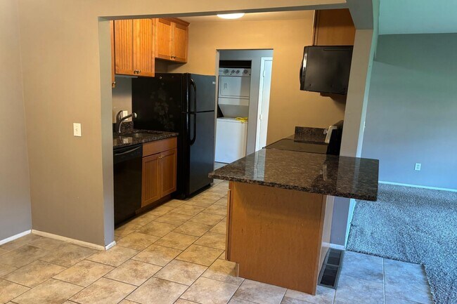 Building Photo - 689 E Fox Hills Dr