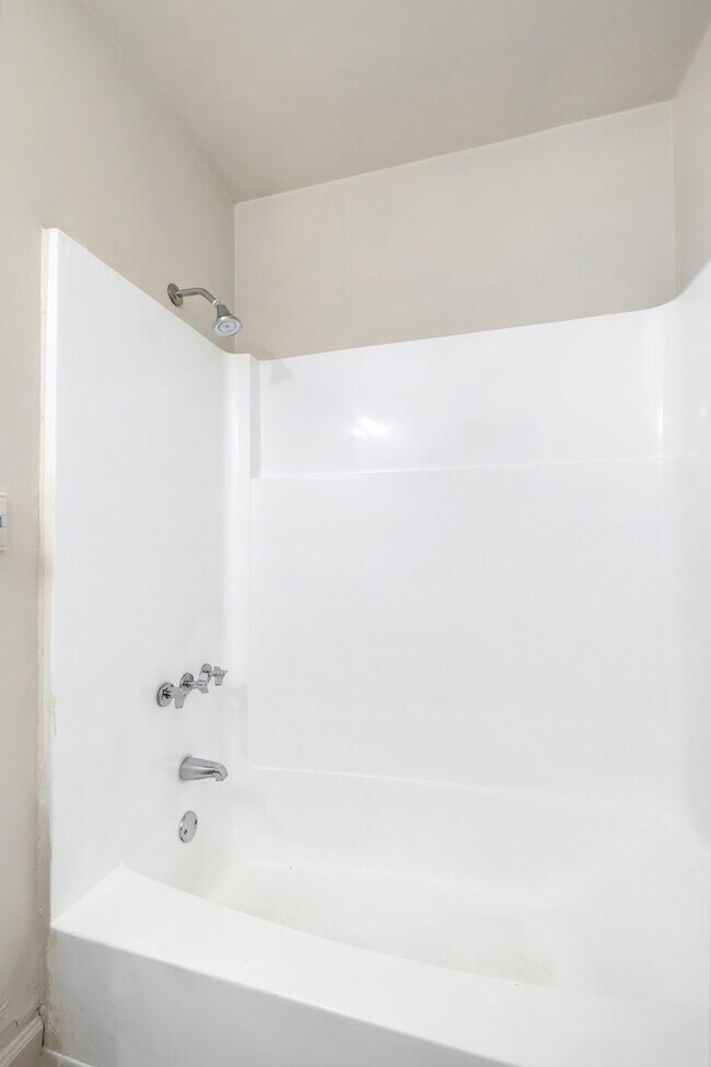 Building Photo - Newly Renovated 5 Bedroom Unit!