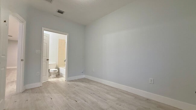 Building Photo - Spacious 3/3 Townhouse with Lake View – Sa...