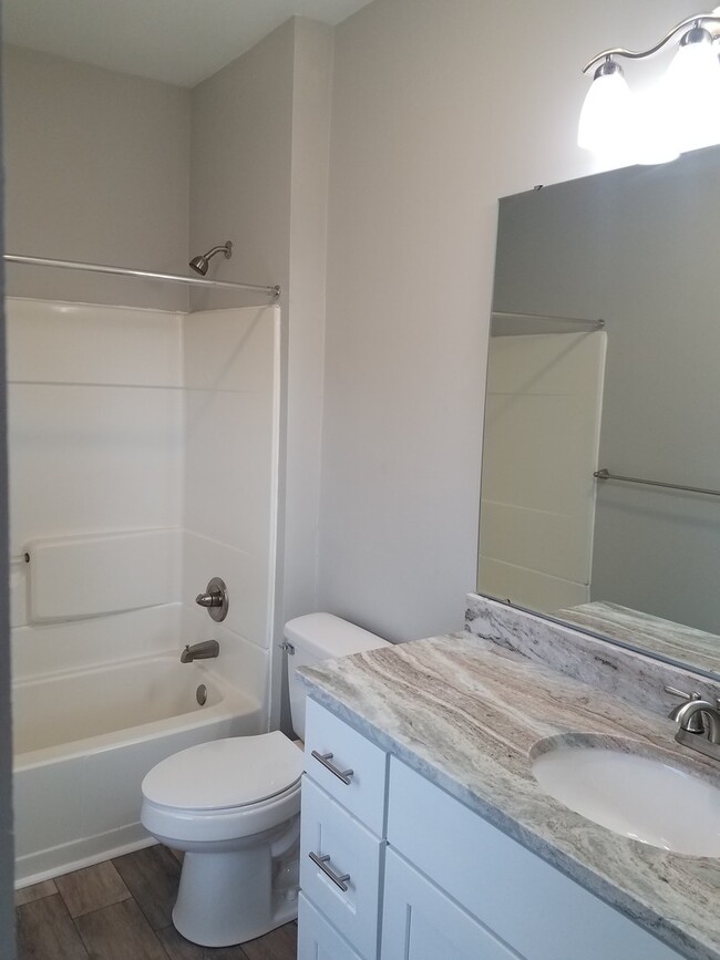 Building Photo - Spacious 4 bedroom 2 bath renovated single...