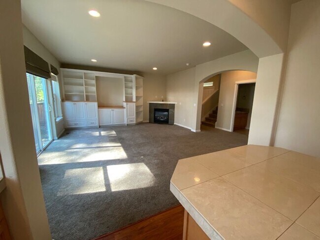 Building Photo - Large home SW Bend