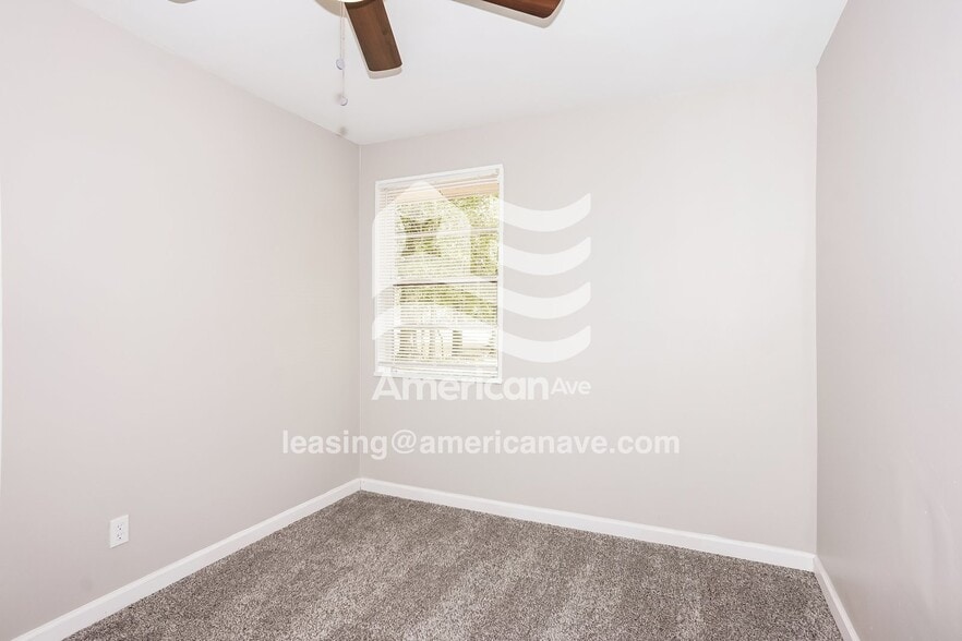 Building Photo - 618 Yates St NE